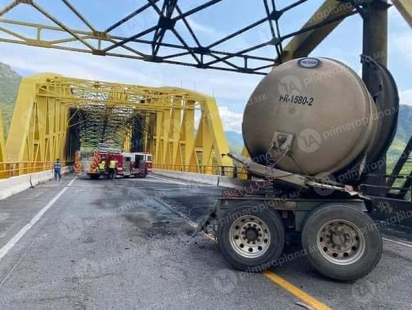 Comienzan Labores Para Retirar Pipa Incendiada En Puente De Infiernillo