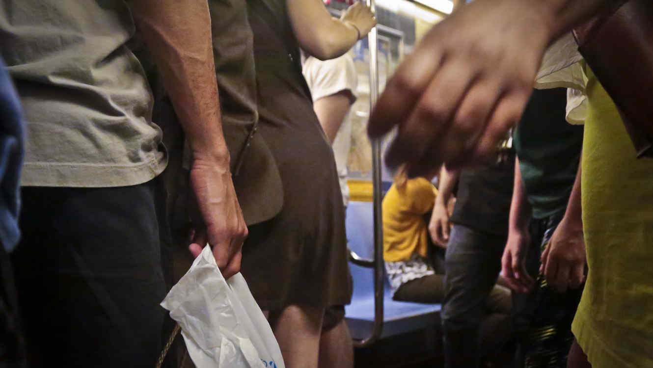 Sujeto manosea a 2 niñas en el Metro; pasajeros le dan una golpiza |  Primera Plana MX